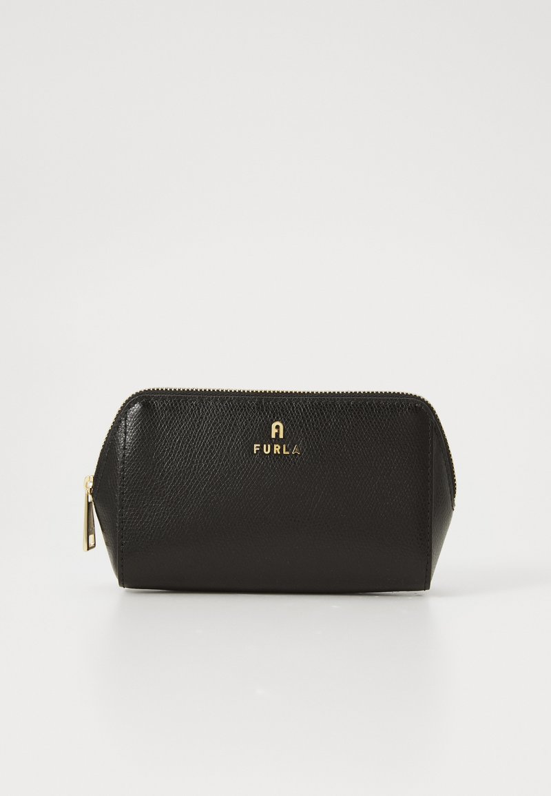 Pochette con zip in pelle nera testurizzata con logo Furla dorato e zip dorata, in posizione verticale su una superficie bianca.