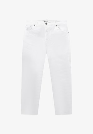 Witte rechte jeans met knoop- en ritssluiting, voor- en achterzakken en lussen voor een riem, afgebeeld tegen een witte achtergrond.
