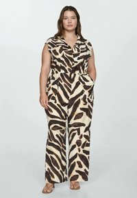 Zebra-print kombinezon u smešnim i krem tonovima, s kratkim rukavima, kragnom i elastičnim pojasom, sadrži dva prednja džepa i široke nogavice.