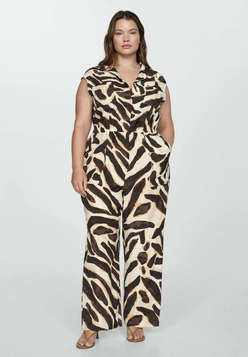 Zebra-print kombinezon u smešnim i krem tonovima, s kratkim rukavima, kragnom i elastičnim pojasom, sadrži dva prednja džepa i široke nogavice.