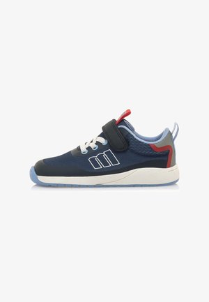 Zapatilla deportiva azul marino con parte superior de tela, cordones blancos y tira de velcro. Presenta un logotipo, acentos grises y suela de goma con borde azul claro.