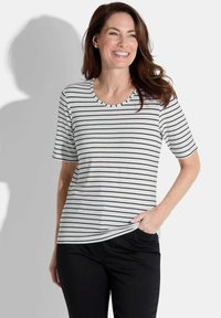 Gestreept T-shirt in wit en zwart, met een ronde halslijn en korte mouwen, gemaakt van een zachte stof met een relaxte pasvorm.