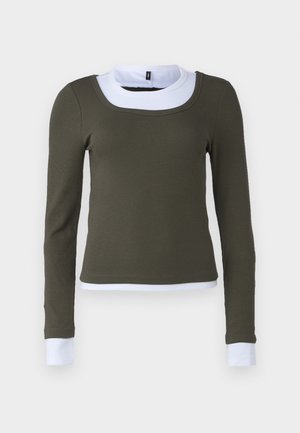 Dolgi rokav v olivno zeleni rebrasti tkanini z belim okroglem ovratnikom in poudarjenimi manšetami, s prilegajočim dizajnom in brezšivno konstrukcijo.