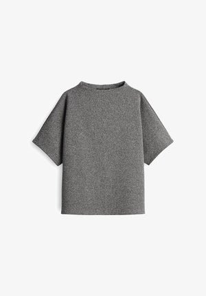 Top corto in maglia grigia con texture, dalla vestibilità ampia e scollatura rotonda, su uno sfondo bianco.