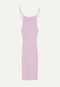 Robe lilas côtelée avec de fines bretelles et une coupe ajustée, présentant un ourlet au genou et un tissu texturé.