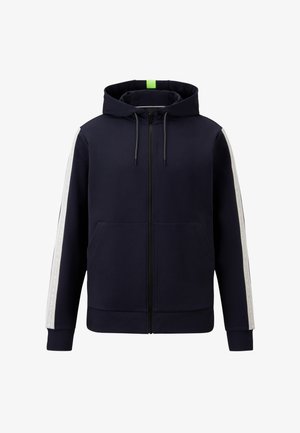 Hoodie zippé bleu marine en tissu doux, avec une poche avant, un capuchon à cordon de serrage et des rayures blanches avec du texte le long des manches.