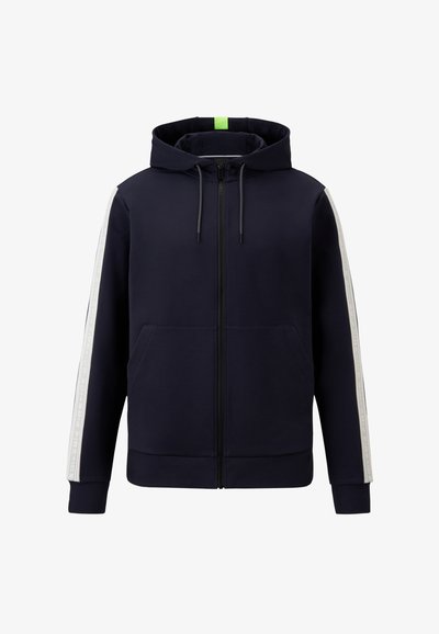 Navy Zip-Up-Hoodie aus weichem Material, mit einer Fronttasche, Kordelzugkapuze und weißen Streifen mit Text entlang der Ärmel.