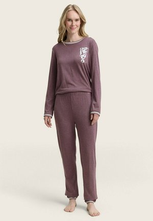 Bordeauxkleurige pyjamastel met een lange mouwen top die een witte grafische print en gestreepte manchetten heeft. De broek heeft een elastische tailleband en een rechte snit.