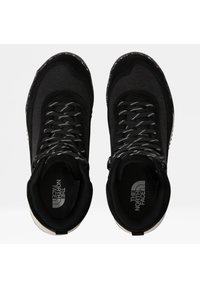 Svarta högtoppssneakers med textilier i strukturerad finish, reflekterande snören och en vadderad insida. Med en logotyp på tungan och gummisula.