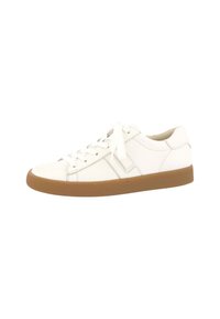 Fehér bőr sneaker, textúrált felülettel, kerek orral és kontrasztos barna gumi talppal, hagyományos fűzős záródással és minimalista dizájnnal.