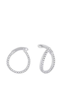 Un paio di orecchini a cerchio in argento impreziositi con piccole pietre diamante rotonde, esposti affiancati su uno sfondo bianco.