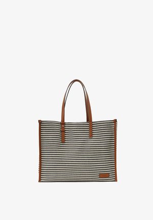 Bolso tote rectangular a rayas en blanco y negro con asas y acabados de cuero marrón, con una pequeña etiqueta de cuero de la marca en la esquina inferior.