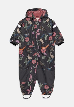 Mono impermeable con estampado de flores y animales negros, con capucha, puños elásticos y una franja reflectante. Presenta un interior suave y acolchado.