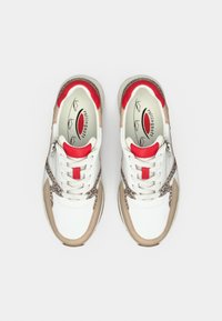 Λευκά και μπεζ αθλητικά παπούτσια με λεπτομέρειες σε λεοπάρ, κόκκινες αποχρώσεις και υφασμένα πέλματα. Διαθέτουν κλείσιμο με κορδόνια και επενδυμένο γιακά.