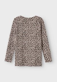 Langarmshirt in een beige stof met een zwart en bruin luipaardprintpatroon. Heeft een ronde halslijn en een ontspannen pasvorm.