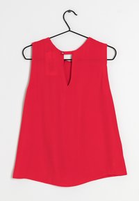 Haut sans manches rouge avec un col en V et un dos à trou de serrure, fabriqué en matériau léger. Ourlet légèrement incurvé et texture lisse.