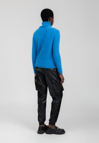 INFLUENCER FLUFFY TURTLENECK PULL - Maglione - capri