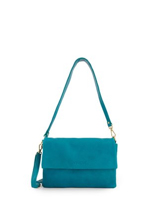 Teal leren handtas met een omklapbare flap, verstelbare schouderriem en gouden hardware accenten. Gladde textuur met een geperst logo aan de voorkant.