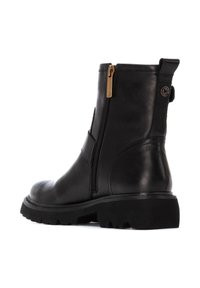 Botas de cuero negras hasta el tobillo con cremallera lateral, suela robusta y una tira en la parte posterior para facilitar su puesta. Textura suave con un acabado mate.