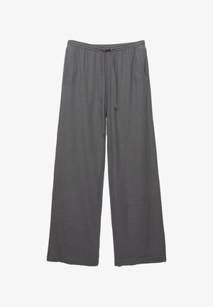 Wijdvallende broeken van een zachte grijze stof, met een elastische tailleband en trekkoord, en zijzakken voor extra gemak.