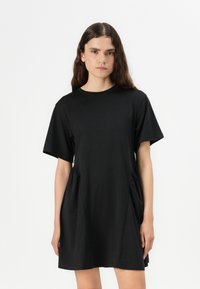 Zwarte katoenen jurk met korte mouwen, een ronde halslijn en geplooide zijdetails, met een ontspannen pasvorm en een zachte textuur.