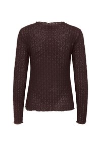 Haut long à manches marron foncé en tissu tricoté ajouré, présentant un design texturé et imprimé avec un col arrondi.