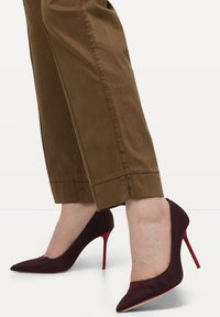 Ulla Popken CIGARETTE PINTUCK ELASTIC WAISTBAND - Broek - brown