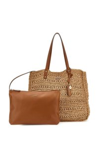 Bolso tote de paja tejido con detalles en cuero marrón, que incluye un estuche de cuero desmontable. El bolso tiene dos asas y un detalle de logo.