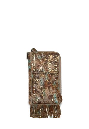 Bolso pequeño de bandolera con estampado multicolor de piel de serpiente, tachuelas doradas, flecos en la parte inferior y cierre de cremallera.