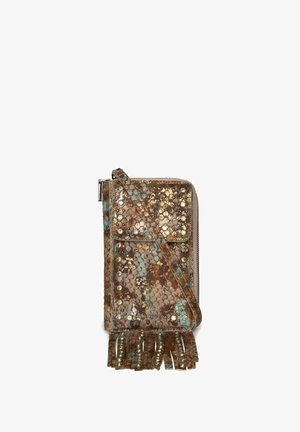 Bolso pequeño de bandolera con estampado multicolor de piel de serpiente, tachuelas doradas, flecos en la parte inferior y cierre de cremallera.
