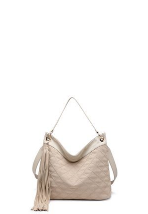 Borsa trapuntata beige con un manico superiore singolo, tracolla staccabile e un lungo nappa decorativo appeso sul lato.