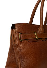 Borsa tote in pelle marrone con superficie testurizzata, dettagli in ottone e forma strutturata con manici corti e cuciture laterali.