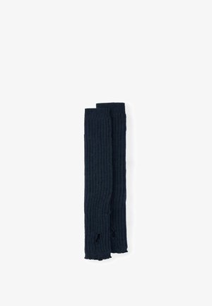 Paire de longs chauffe-bras noirs tricotés avec trous pour le pouce sur fond blanc.