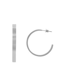 Boucles d'oreilles en argent avec un design épuré et minimaliste. Une boucle est plate et rectangulaire, tandis que l'autre a une forme circulaire lisse.