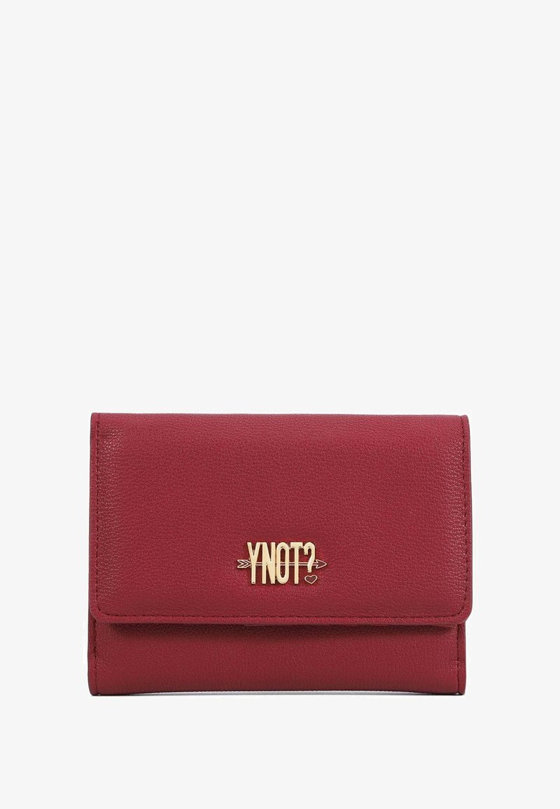 Portafoglio in pelle rossa con finitura testurizzata, logo in tono oro "YNOT?" sul davanti e design pieghevole senza chiusure visibili.