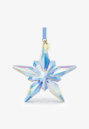 Blauer Kristallsternornament mit acht spitzen Facetten, die Licht reflektieren. Mit einem hellblauen Band und einem goldenen Etikett, auf dem "130 Jahre" steht.