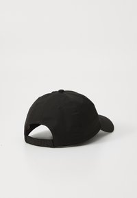 Sort baseballcap med en buet skygge, stofrem bagpå og en lille knap på toppen. Glat tekstur med forstærket syning.