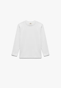 Långärmad vit t-shirt i bomull med rund halsringning, ribbade ärmslut och rak nederkant. Enkel, utan mönster eller detaljer.