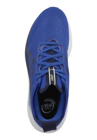 Baskets de sport bleues avec une tige en mesh respirant, lacets plats, col rembourré et une semelle blanche contrastante avec une étiquette d'empreinte carbone à l'intérieur.