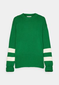 Pull vert en tricot avec col rond et deux bandes blanches horizontales sur chaque manche, présenté sur un fond uni.