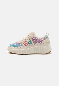 Sneaker plateforme beige avec un dessus en tissu tissé multicolore, des détails texturés et une épaisse semelle en caoutchouc blanche. Dispose d'une fermeture à lacets et d'une languette à l'arrière.