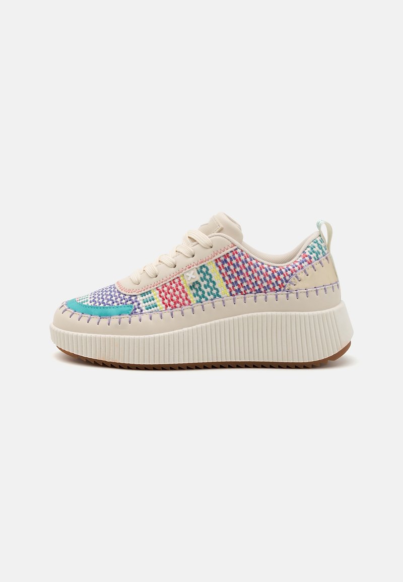 Sneaker plateforme beige avec un dessus en tissu tissé multicolore, des détails texturés et une épaisse semelle en caoutchouc blanche. Dispose d'une fermeture à lacets et d'une languette à l'arrière.