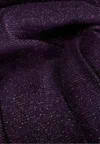 Tissu violet foncé avec de fins fils de paillettes argentées, présentant des plis doux et une texture légèrement côtelée.