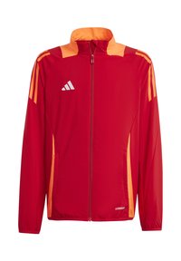 Rote Sportjacke mit orangefarbenen Akzenten, Reißverschluss vorne, hoher Kragen und drei weißen Streifen an den Schultern. Verfügt über Seitentaschen und ein "AEROREADY"-Label.