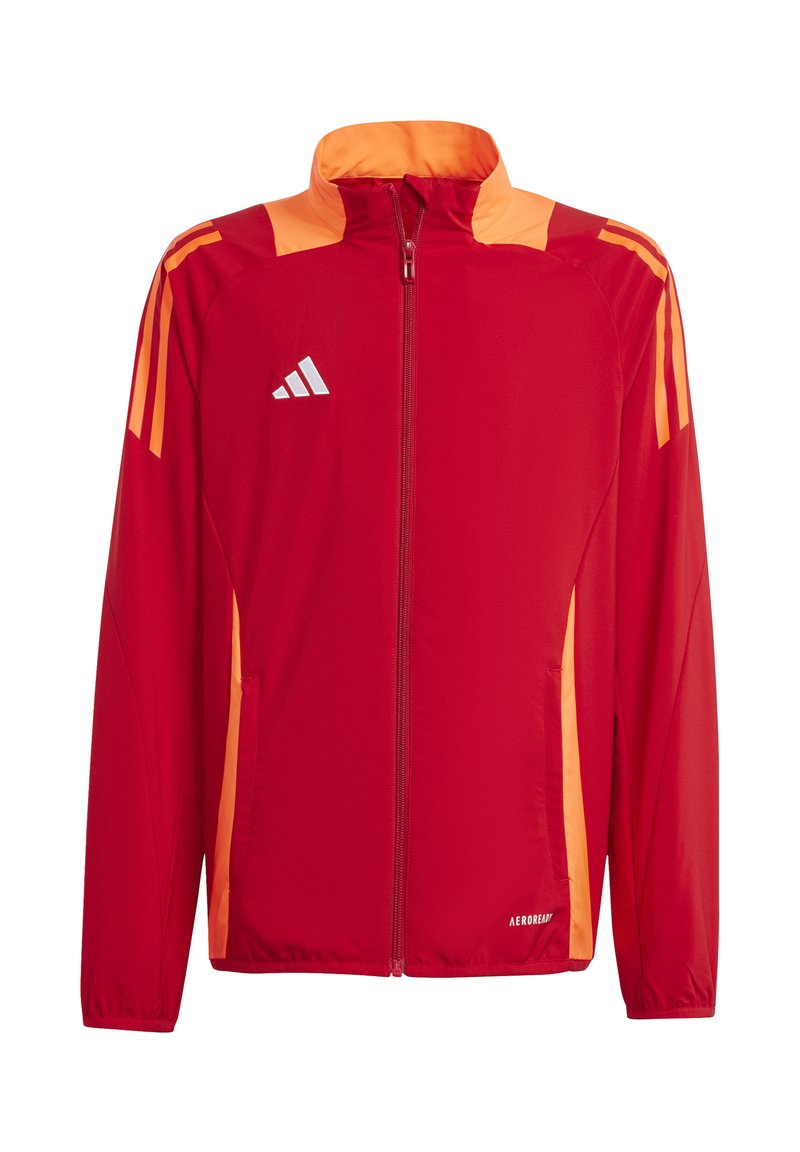 Rote Sportjacke mit orangefarbenen Akzenten, Reißverschluss vorne, hoher Kragen und drei weißen Streifen an den Schultern. Verfügt über Seitentaschen und ein "AEROREADY"-Label.