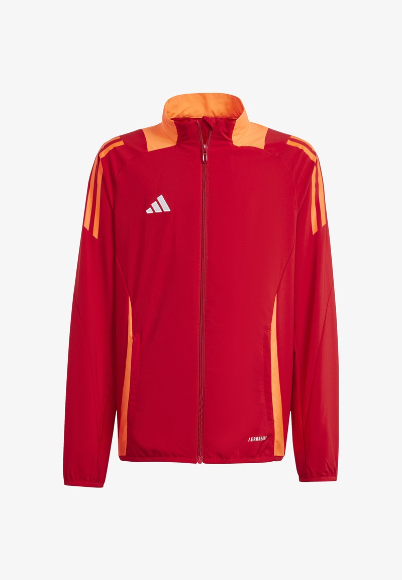 Rote Sportjacke mit orangefarbenen Akzenten, Reißverschluss vorne, hoher Kragen und drei weißen Streifen an den Schultern. Verfügt über Seitentaschen und ein "AEROREADY"-Label.