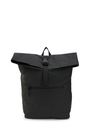 Schwarzer Rolltop-Rucksack aus strapazierfähigem Material, mit einer vorderen Reißverschlusstasche, verstellbarem Tragegurt und elegantem, minimalistischem Design.