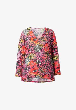 Maglietta a maniche lunghe con scollo a V, caratterizzata da una stampa leopardata nei toni del rosa brillante, rosso e giallo, con grafiche di occhi, testo e teste di tigre sparse su tutta la superficie.