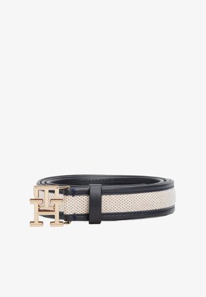 Ceinture en tissu roulé avec bords en cuir bleu marine et boucle entrelacée double "T" et "H" en métal doré sur fond blanc.