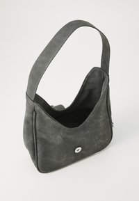 Sac à épaule gris en simili cuir texturé, avec une forme courbée, un haut ouvert et une fermeture à bouton-pression en argent.